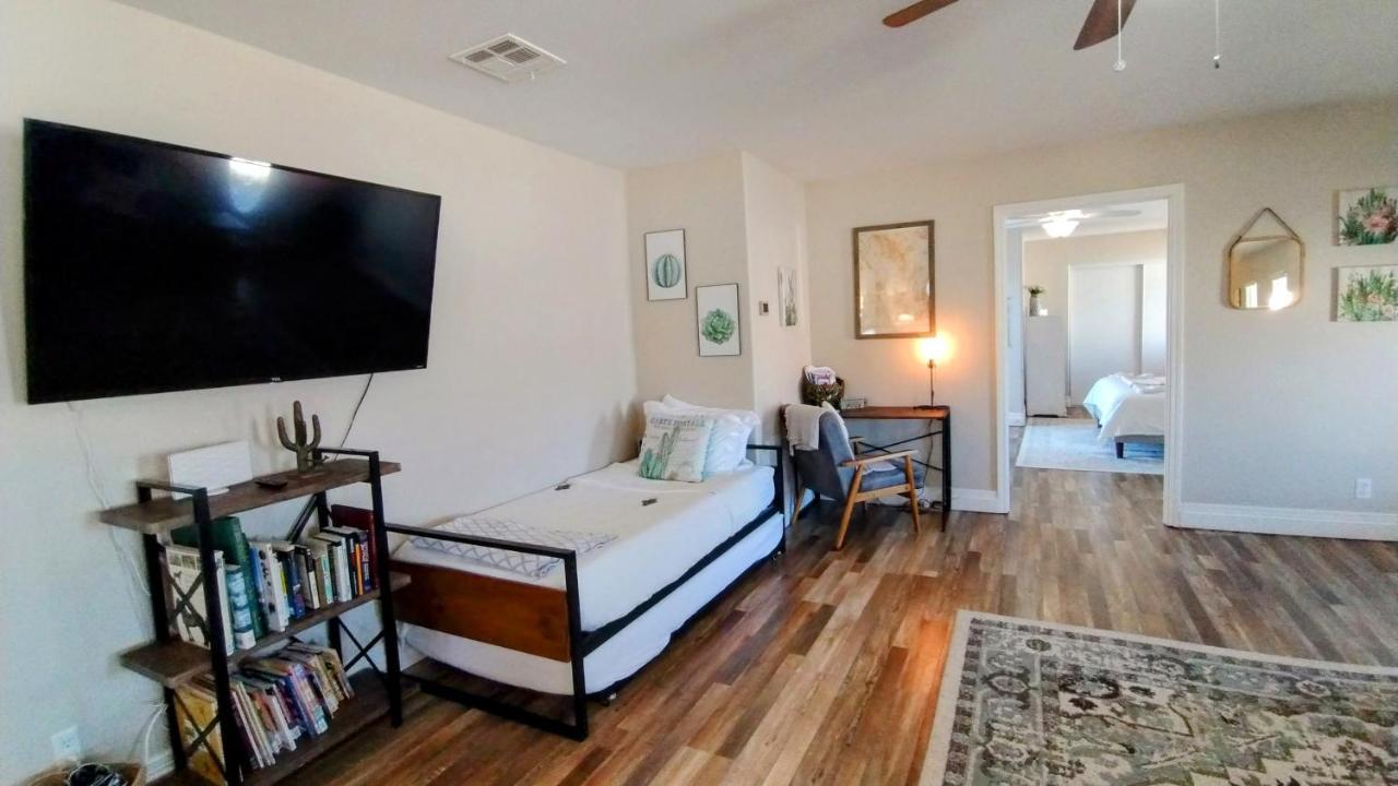 Falcon Cottage Парумп Екстер'єр фото